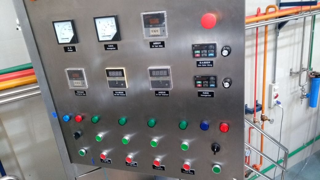 Frente de tablero eléctrico con instrumentos, pulsadores y controles
