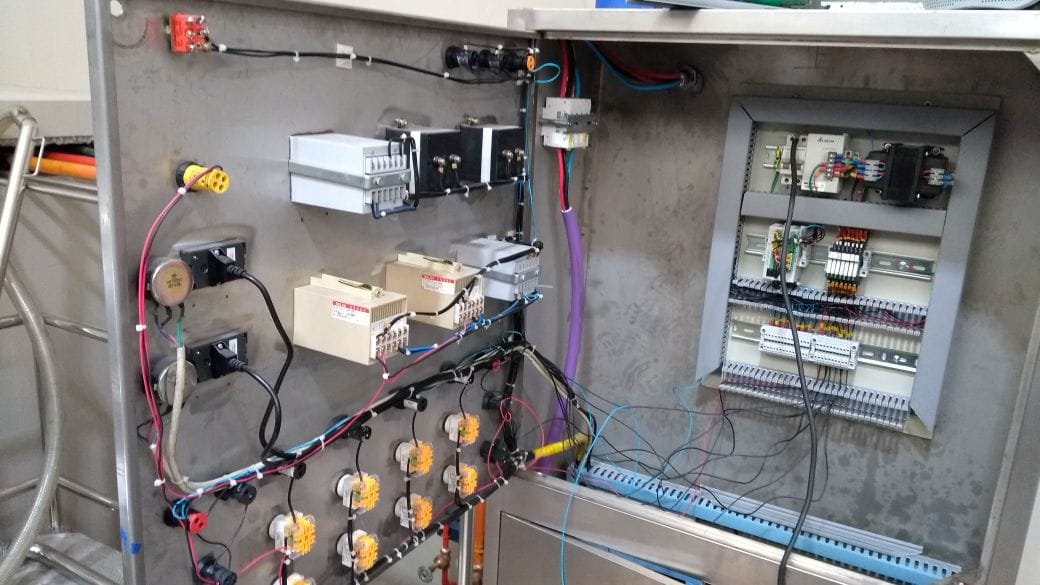 Interior de tablero eléctrico con componentes, cableado y protecciones